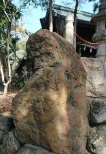 93年も前から縁起の良い「だるま石」が岩倉の新溝神社に存在します|岩倉ダイハツ販売店　